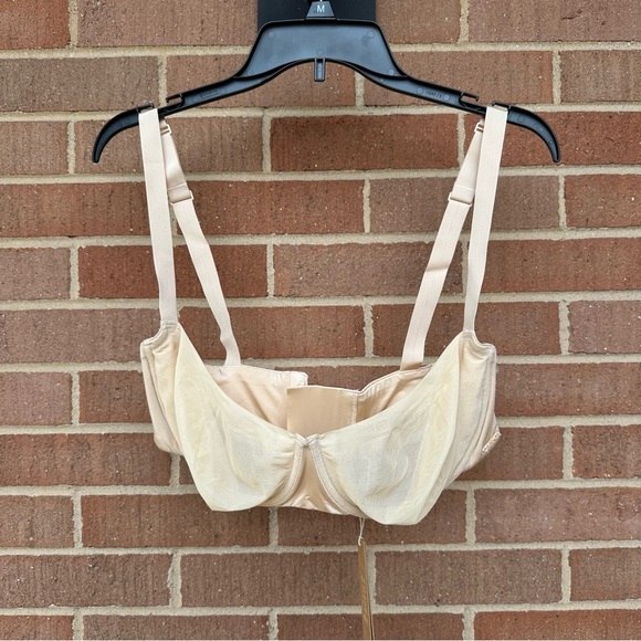 SKIMS Other - Skims No Show Molded Unlined Balconette Bra in Sand Size 38DD NWT
